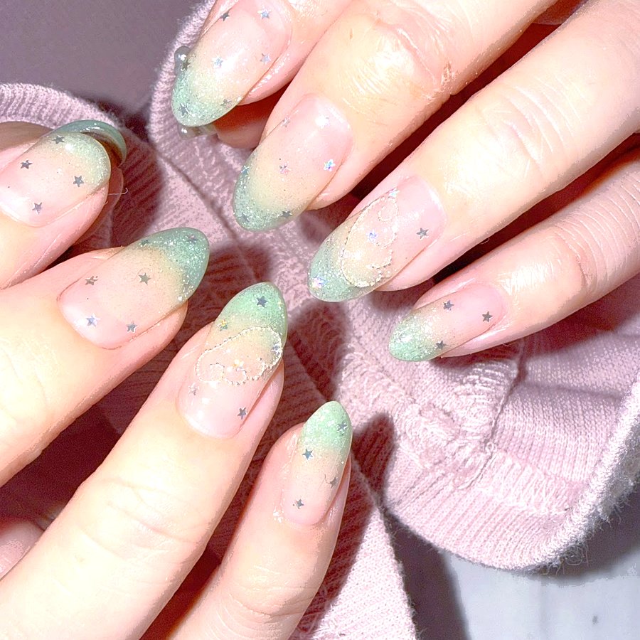 HENECY ネイルデザイン例(グリーングリッター)